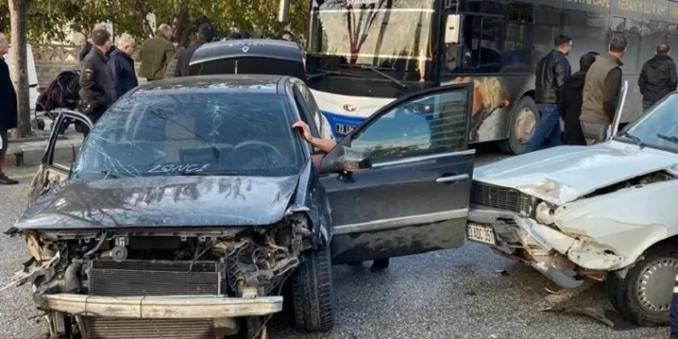 Zincirleme trafik kazası: 3 yaralı