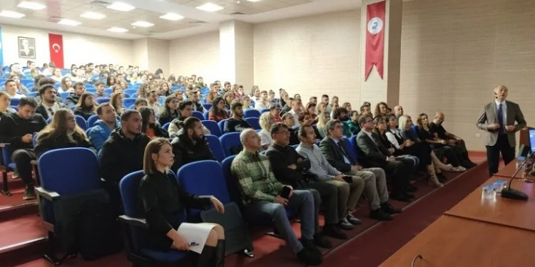Üniversiteli gençler Türk spor tarihini öğrendi