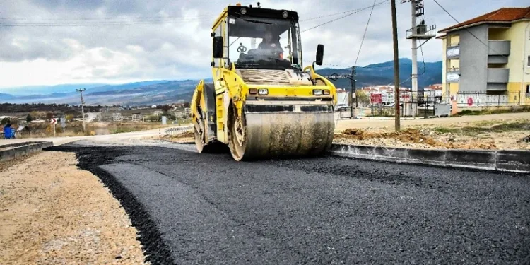 Emet’te sıcak asfalt çalışmaları başladı