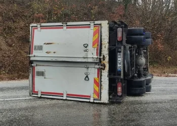 Tır devrildi 2 kişi yaralandı