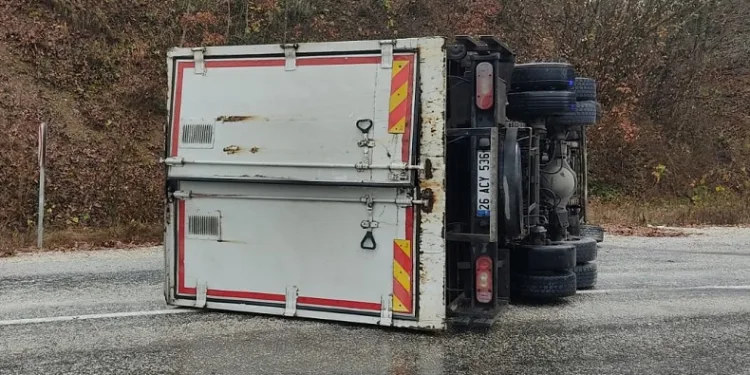 Tır devrildi 2 kişi yaralandı