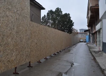 Yıllardır kullanılan sokağı ‘benim’ diyerek kapattı
