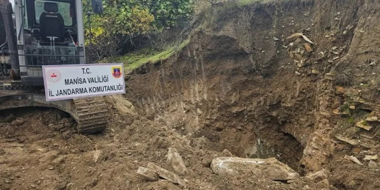 Manisa’da iş makinesiyle kaçak kazıya suçüstü