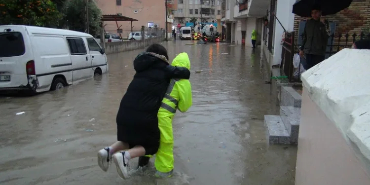 Mersin’de sağanak yağış sele neden oldu
