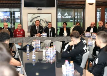 Beşiktaş Başkanı Hasan Arat, futbolcularla bir araya geldi