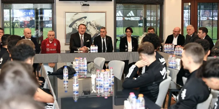 Beşiktaş Başkanı Hasan Arat, futbolcularla bir araya geldi