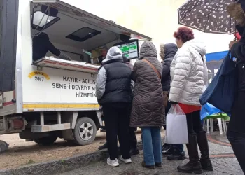 Soğuk-yağışlı havada sıcak lokma kuyruğu