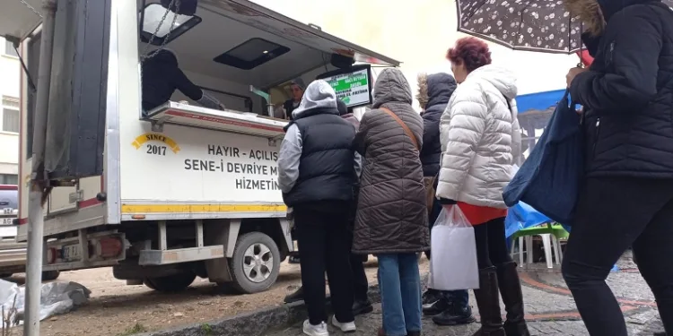 Soğuk-yağışlı havada sıcak lokma kuyruğu