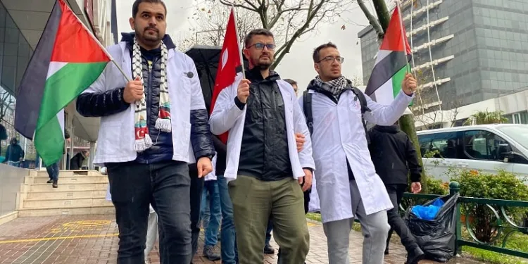 Bursa’da doktorlar Filistin’e destek için yürüdü