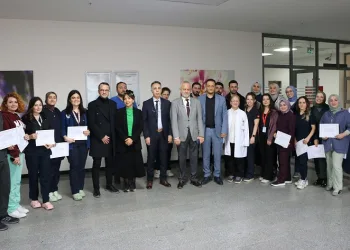 Acil servis hemşireleri sertifikalarını aldı