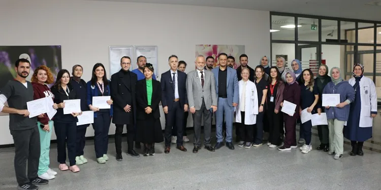 Acil servis hemşireleri sertifikalarını aldı