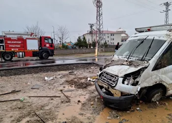 Bingöl’de kamyonet kaza yaptı