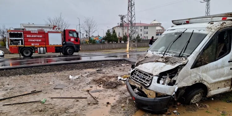 Bingöl’de kamyonet kaza yaptı