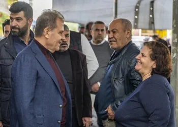 Başkan Vahap Seçer, pazarda vatandaşla buluştu