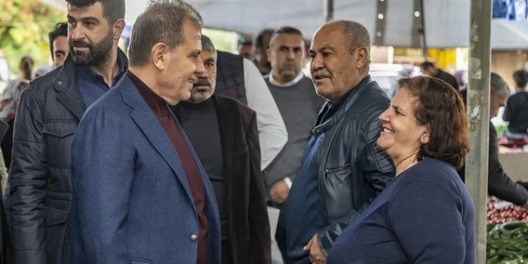 Başkan Vahap Seçer, pazarda vatandaşla buluştu