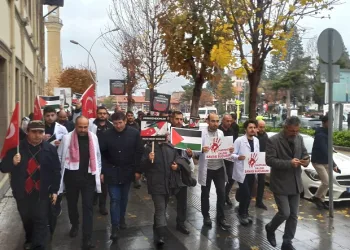 Sağlık çalışanları Filistin için yürüdü