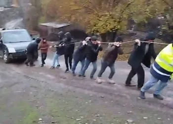 Şarampole yuvarlanan aracı 15 kişi 30 metreden halatla çekti