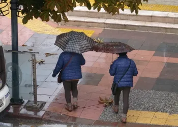 Sağanak yağış vatandaşlara zor anlar yaşattı