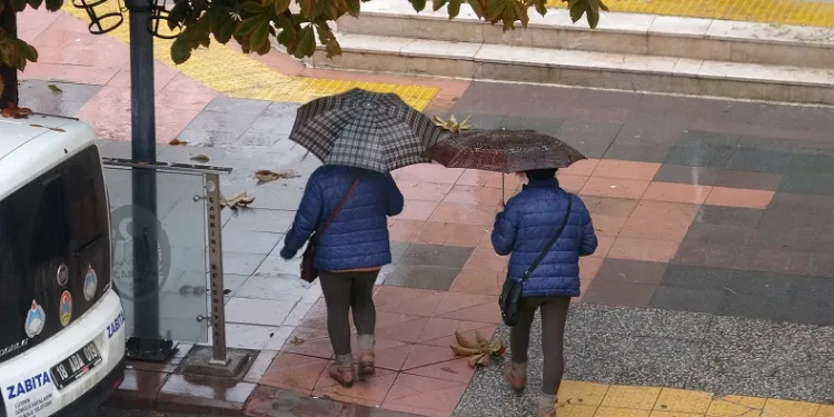 Sağanak yağış vatandaşlara zor anlar yaşattı