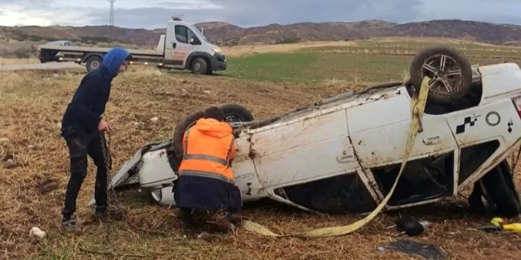 Kontrolden çıkan otomobil tarlaya devrildi