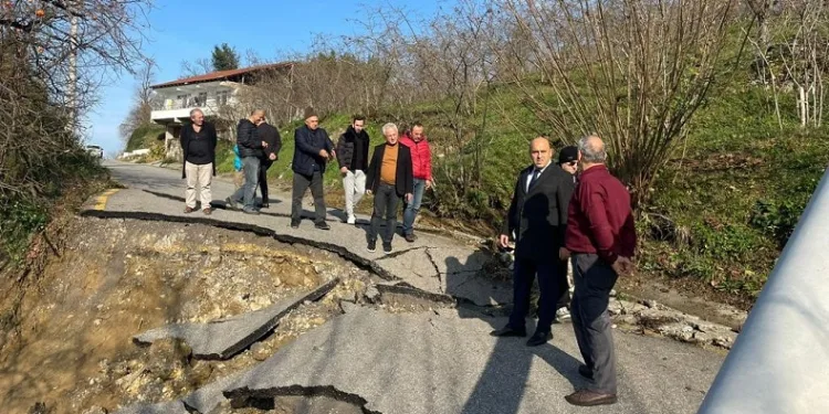 Heyelanın yıktığı yollarda inceleme
