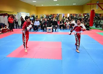 Genç Kickbokscular kuşak imtihanı için ter döktü