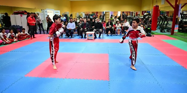 Genç Kickbokscular kuşak imtihanı için ter döktü