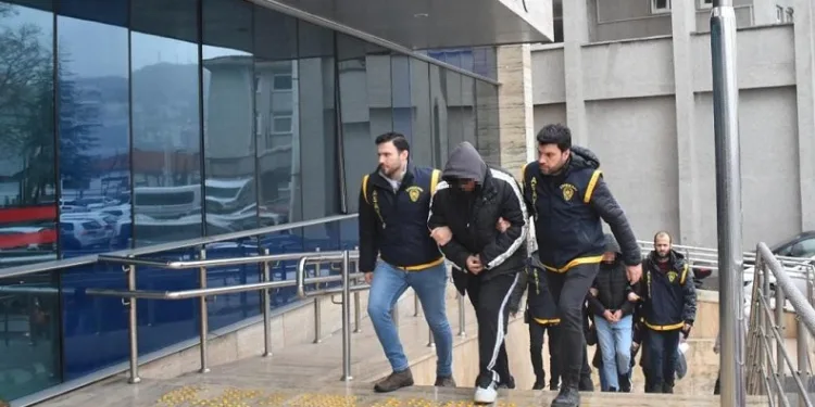 Yüksek kazanç vaadiyle 450 bin lira dolandırdılar: 4 tutuklu