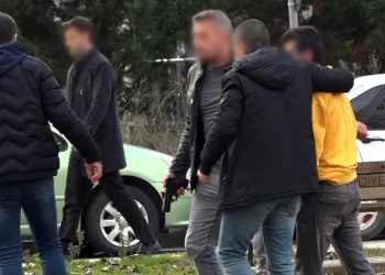 Parkın ortasında eski eşini silahla rehin almıştı, tutuklandı