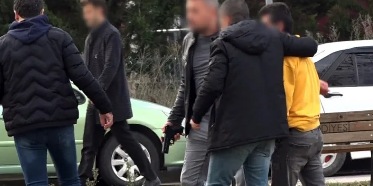 Parkın ortasında eski eşini silahla rehin almıştı, tutuklandı