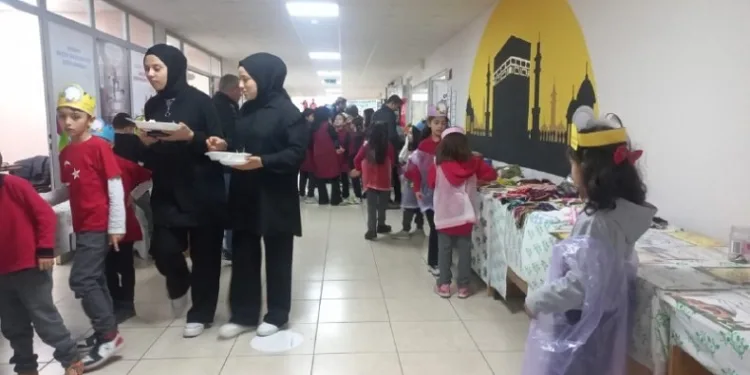 Öğrencilerden okul koridorlarına yerli malı pazarı