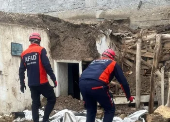 Adıyaman’da ağır hasarlı toprak ev çöktü