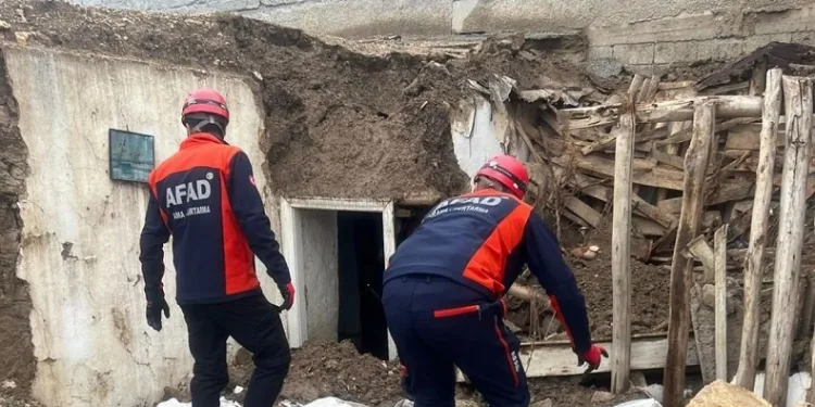 Adıyaman’da ağır hasarlı toprak ev çöktü