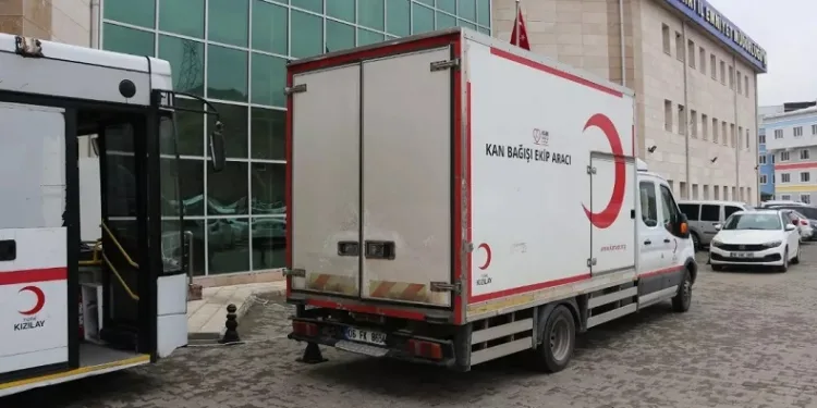 Polis ekiplerinden kan bağışı kampanyasına destek