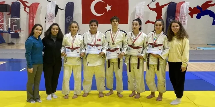 Okul sporlarında Salihli rüzgarı esti