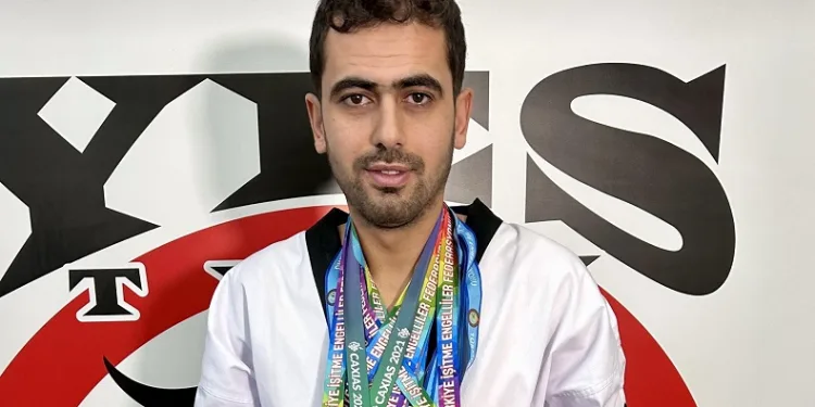 İşitme diliyle öğrendiği taekwondoda başarıdan başarıya koşuyor