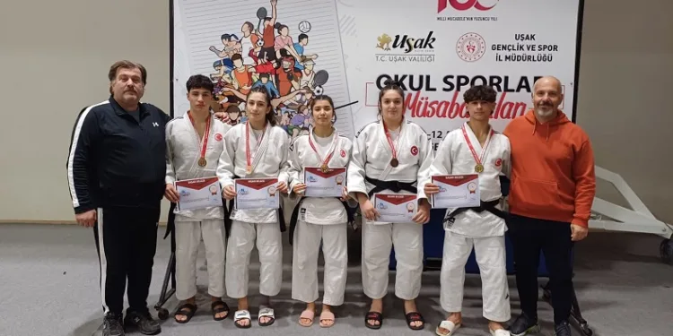 Yunusemreli judocular Uşak’ta madalyaları topladı