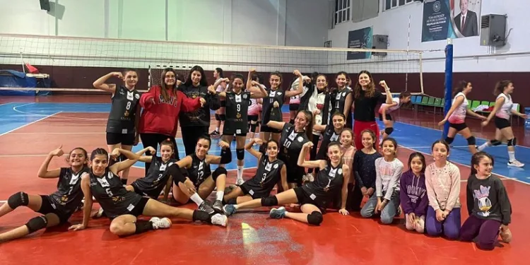 Germencikli kızlar ilk galibiyetini aldı