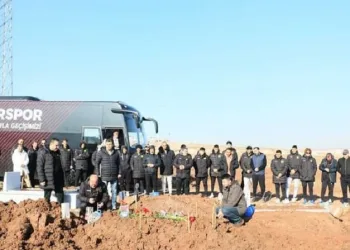 Eskişehirspor Kulübü emektar aşçısını kabri başında andı