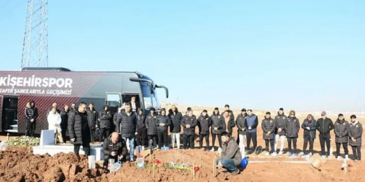 Eskişehirspor Kulübü emektar aşçısını kabri başında andı