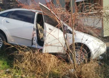Otomobil istinat duvarında asılı kaldı