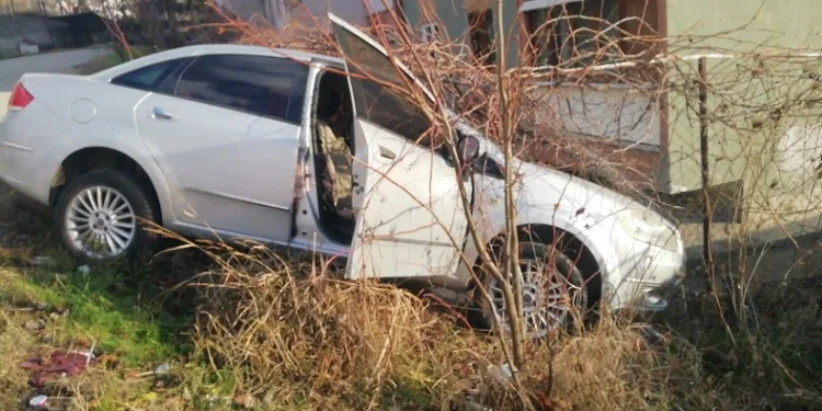 Otomobil istinat duvarında asılı kaldı