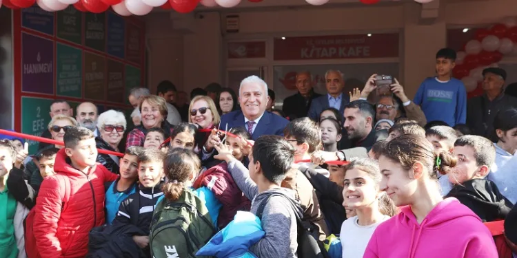 Efeler’de 14’üncü Kitap Kafe düzenlenen tören ile açıldı