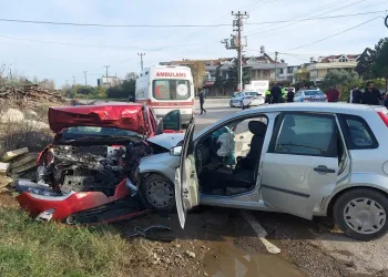 İki otomobil kafa kafa çarpıştı:8 yaralı