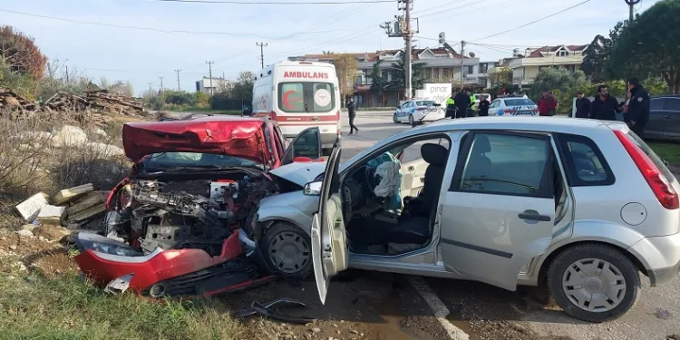 İki otomobil kafa kafa çarpıştı:8 yaralı