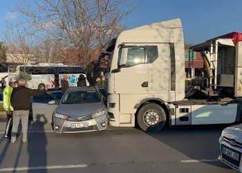 Tırın önünde sürüklenen otomobildeki 3 kişi yaralandı