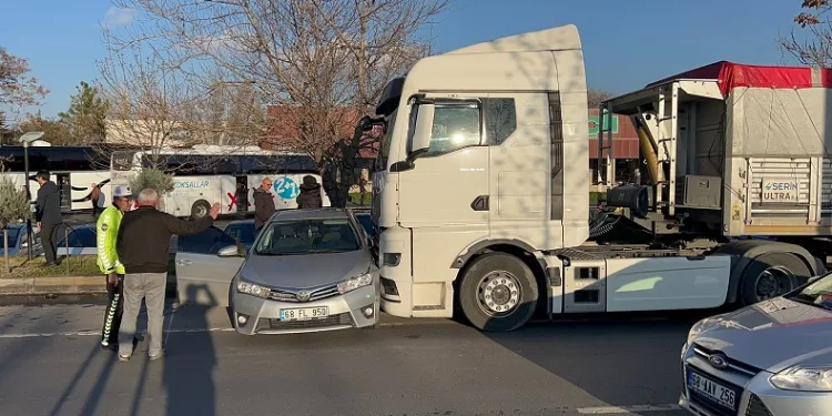 Tırın önünde sürüklenen otomobildeki 3 kişi yaralandı