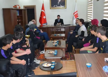 Posof Kaymakamı Emrah Akduman başarılı sporcuları kabul etti