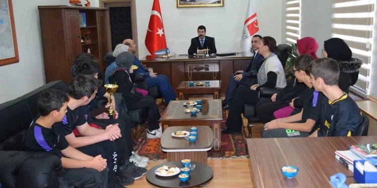 Posof Kaymakamı Emrah Akduman başarılı sporcuları kabul etti