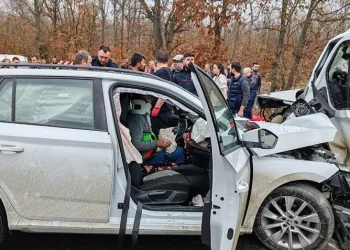 Kırklareli’de minibüs ile otomobilin çarpıştığı kazada 9 kişi yaralandı